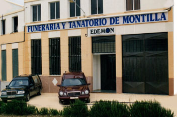 Vehículos y fachada del tanatorio